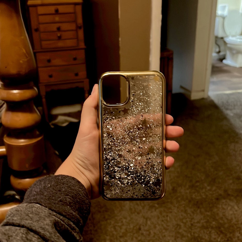 iPhone 11 case I got it for forever 21 for $20 I’m only asking for $6